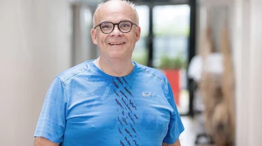 Mand kigger smilende ind i kamera.