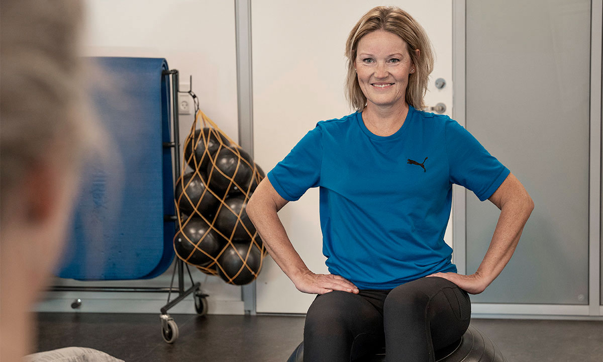 Kvinde er til træning hos Aleris Fysioterapi.