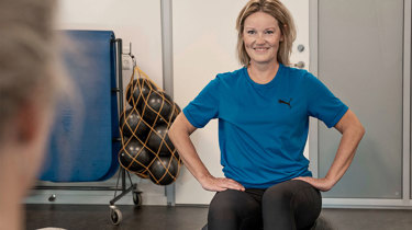 Kvinde er til træning hos Aleris Fysioterapi.