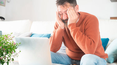 En mand undersøger sine muligheder efter at have døjet med søvnproblemer.