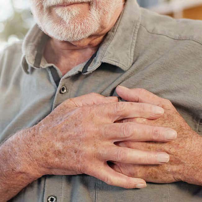 Ældre mand med smerter i brystet.