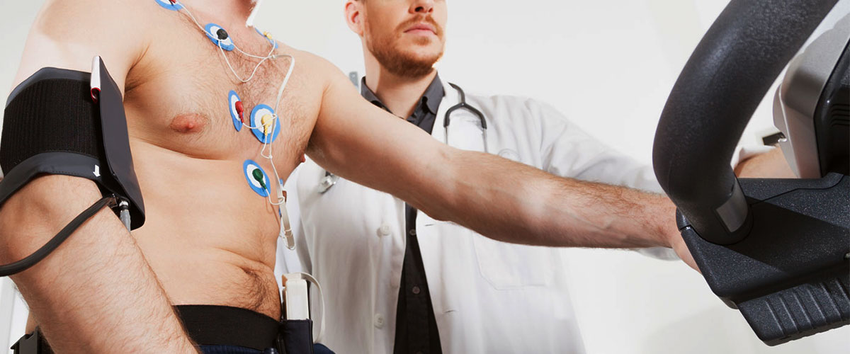 Patient får lavet elektrokardiogram.