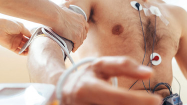 Patient får lavet et elektrokardiogram.
