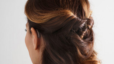 Kvinde set bagfra med Oticon miniRITE høreapparat