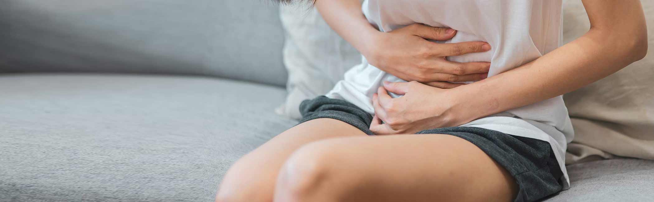 Kvinde har mavekramper.