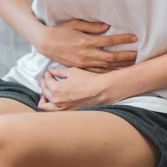 Kvinde har mavekramper.