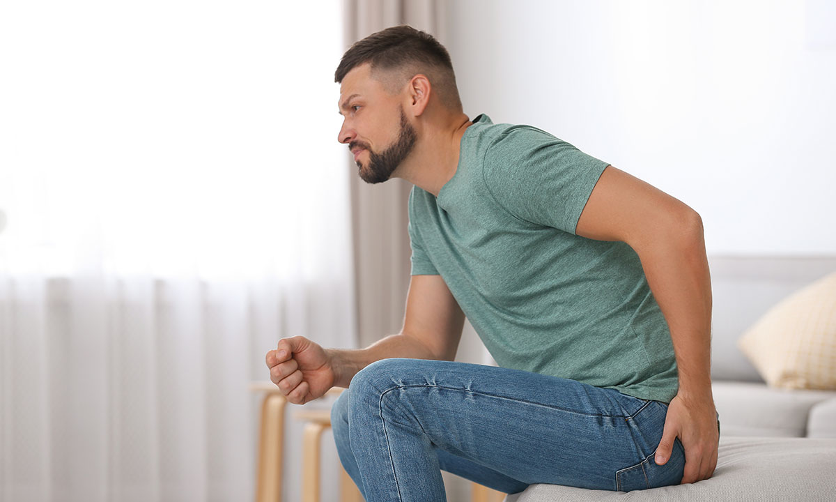 En mand, der oplever smerter ved endetarmen.