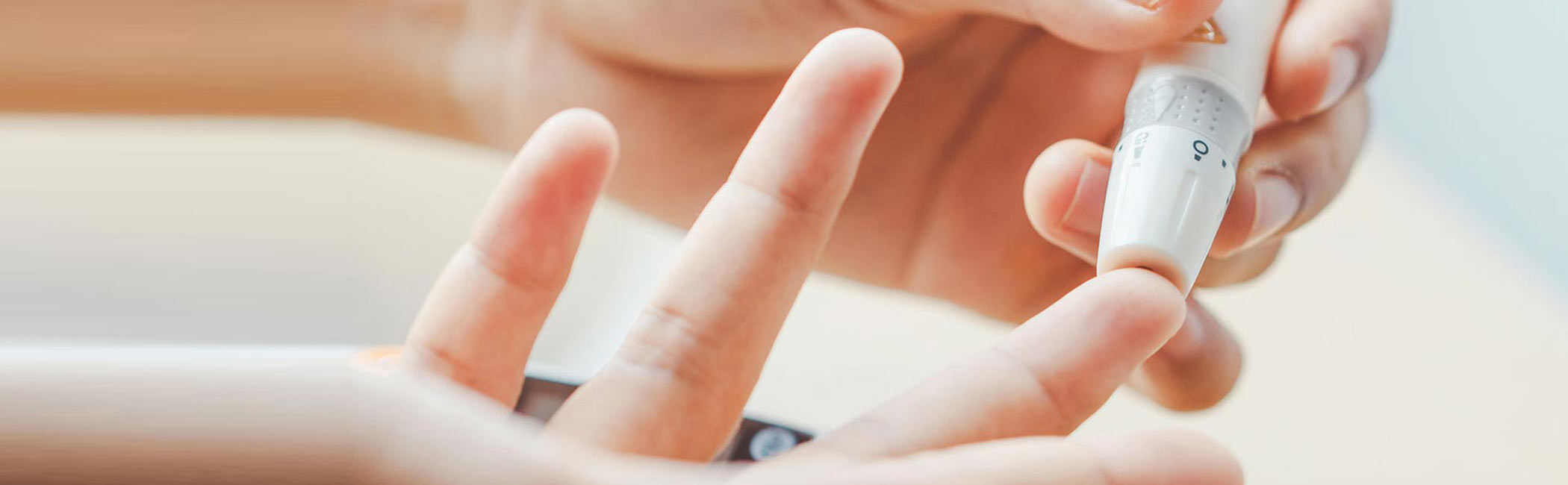 Patient får testet sit blod under en blodprøve.