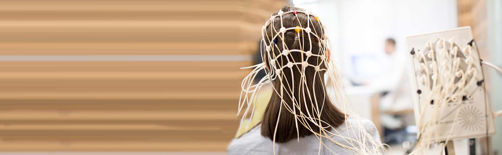 Kvinde får lavet EEG, som er en undersøgelse, der måler hjernens elektriske aktivitet.