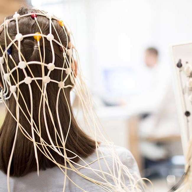 Kvinde får lavet EEG, som er en undersøgelse, der måler hjernens elektriske aktivitet.