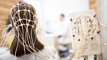 Kvinde får lavet EEG, som er en undersøgelse, der måler hjernens elektriske aktivitet.