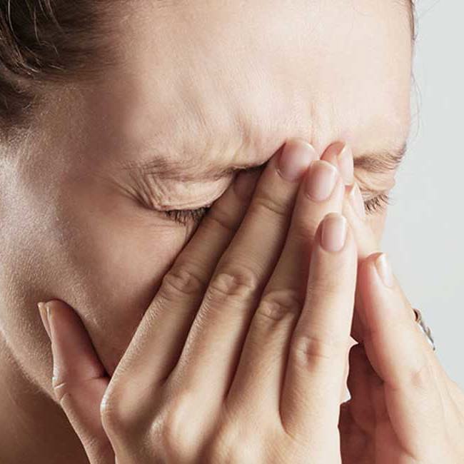 En kvinde har gener grundet bihulebetændelse.