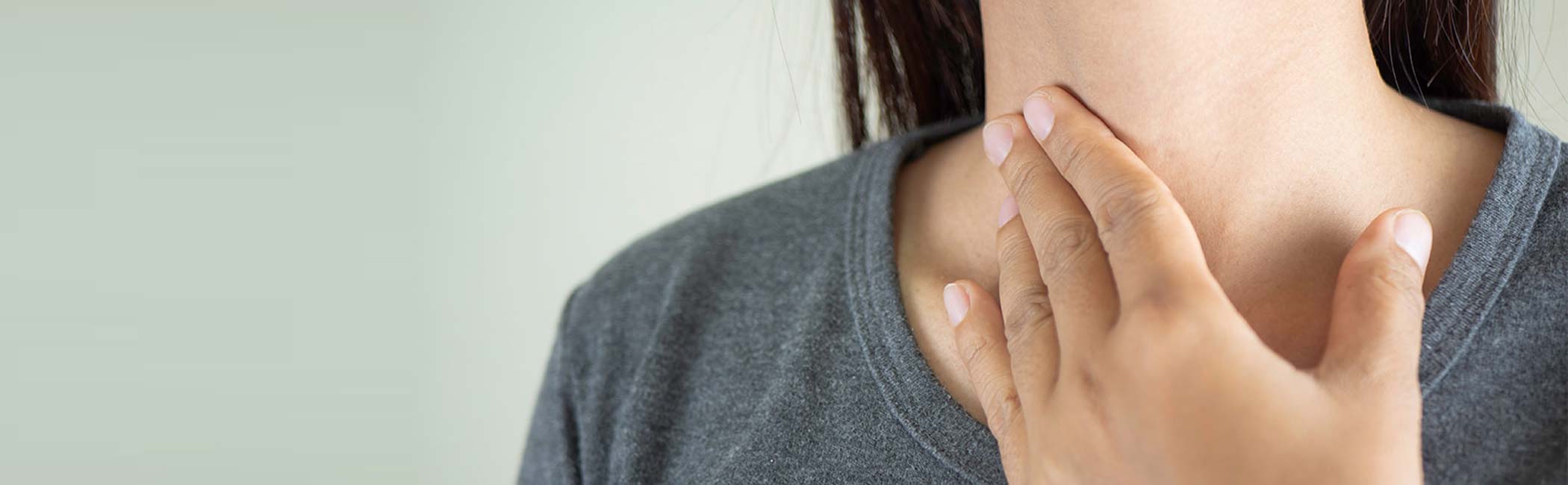 En kvinde har ondt i sine mandler i halsen.