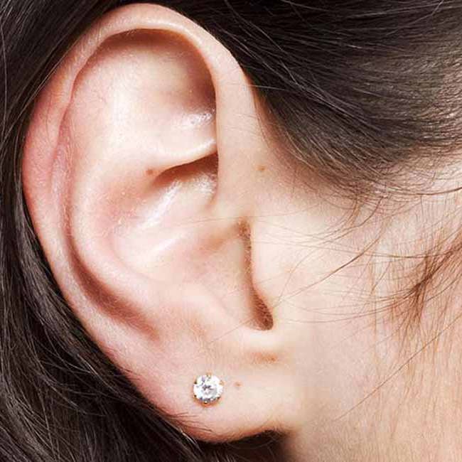 En kvinde med væske i mellemøret.