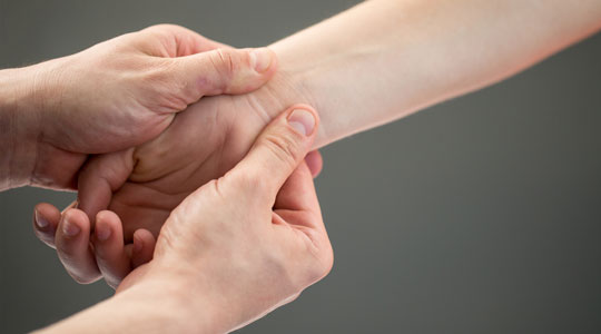 Ortopædkirurg mærker patient efter smerter i håndleddet.