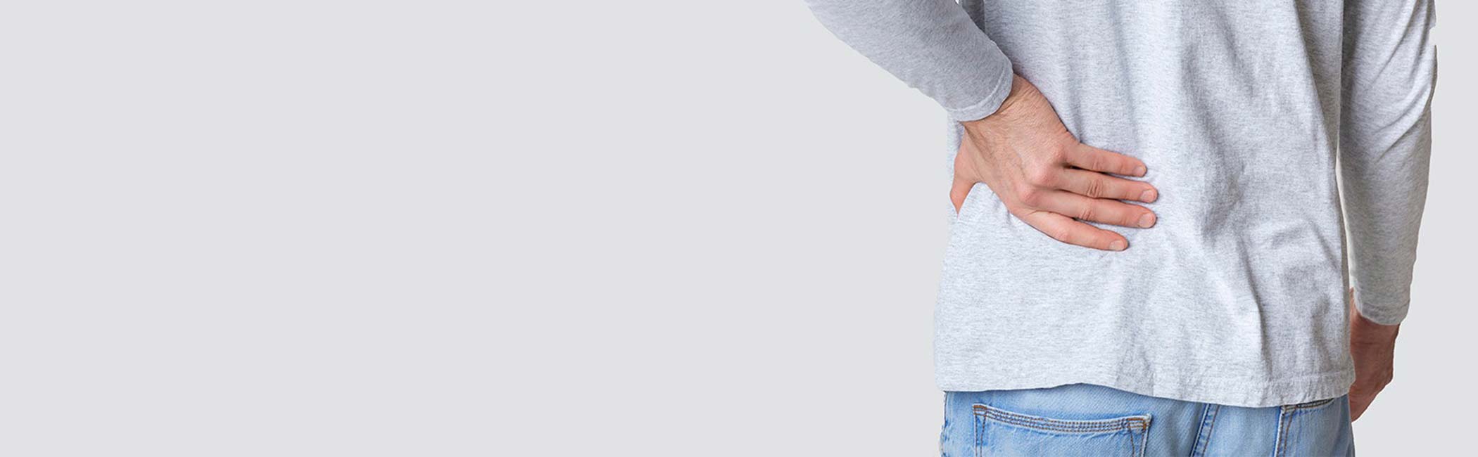 En mand med hoftesmerter.