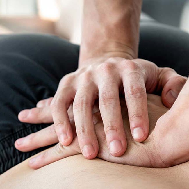 En dreng får massage efter at have dyrket idræt.