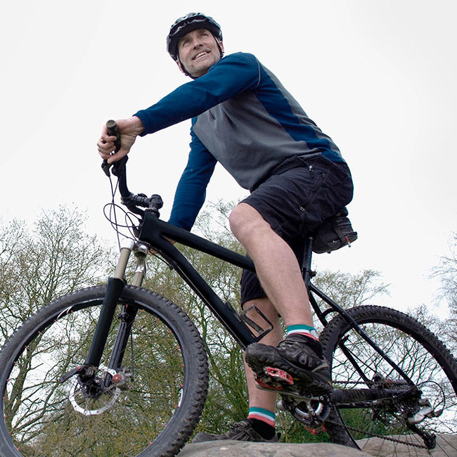 Mand holder stille på sin mountain bike.