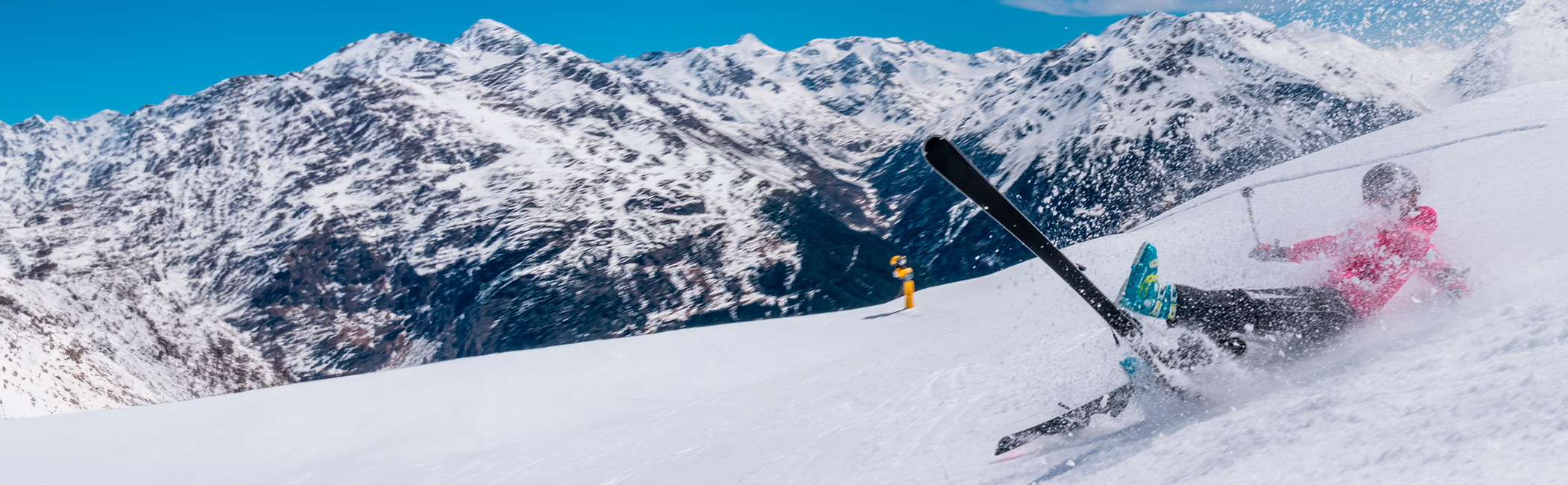 Skiløber styrter på løjpen.