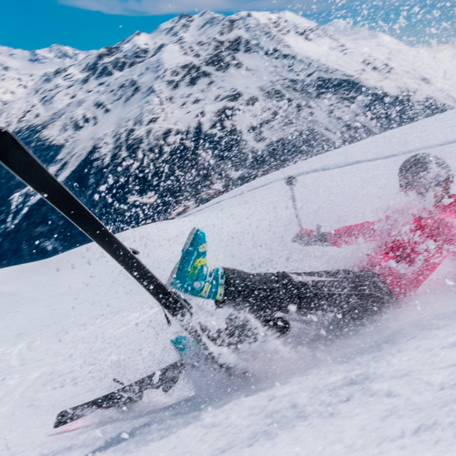 Skiløber styrter på løjpen.