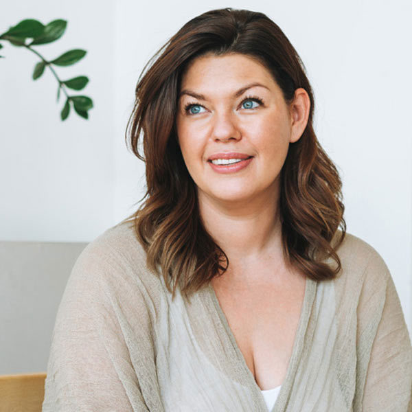 Kvinde smiler efter at hun har fået overvægtsoperation hos Aleris.