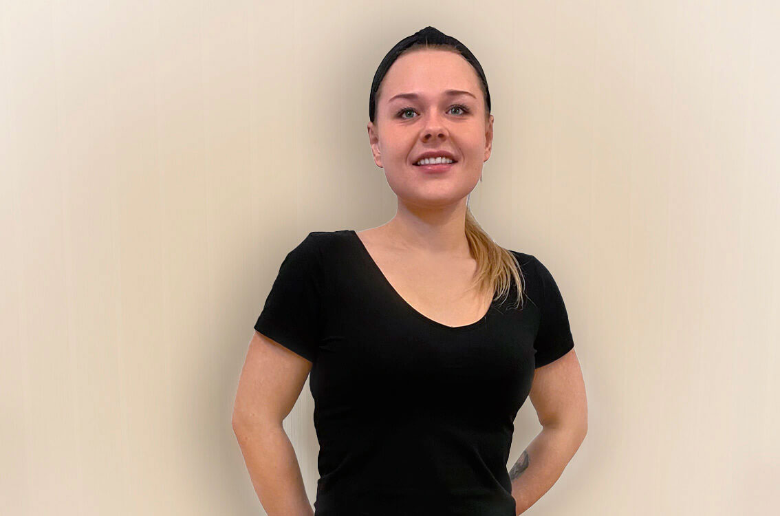 Glad ung kvinde efter et stort vægttab hos Aleris.