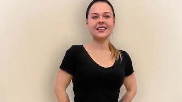 Glad ung kvinde efter et stort vægttab hos Aleris.