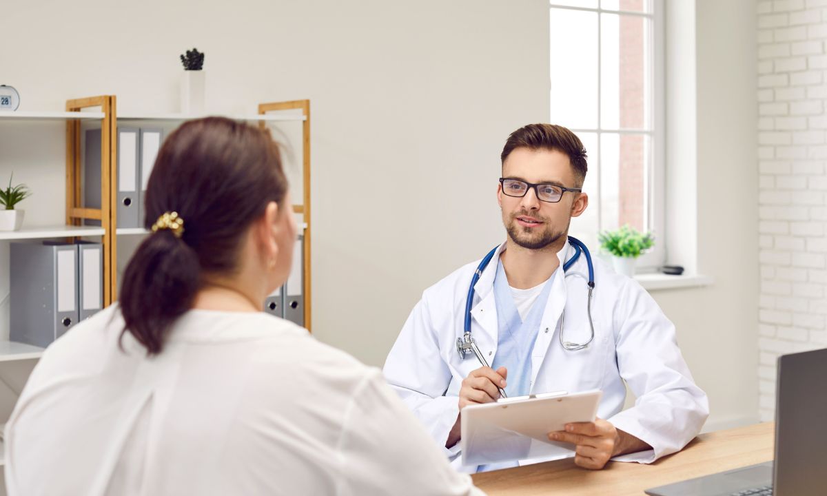 Overvægtig kvinde sidder til en konsultation hos lægen.