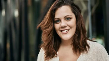 Glad ung kvinde efter medicinsk vægttab.