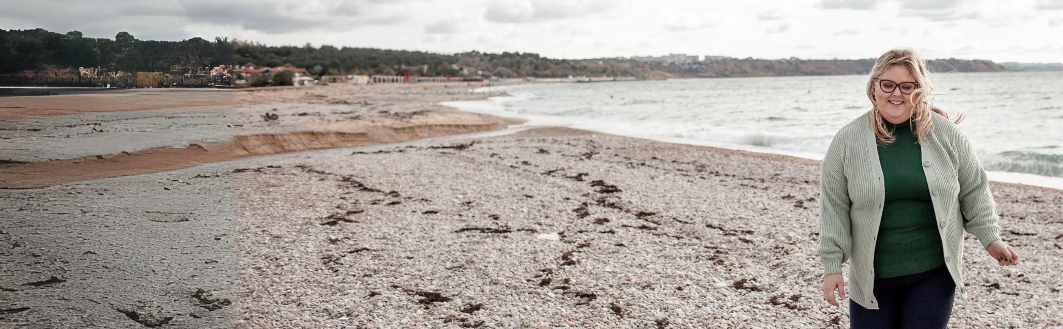 Overvægtig kvinde går på strand.
