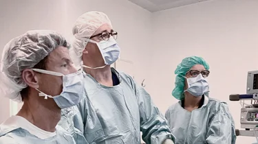 Overvægtskirurg Claus Riber og Peter Funch-Jensen ved Aleris foretager en gastric sleeve operation.