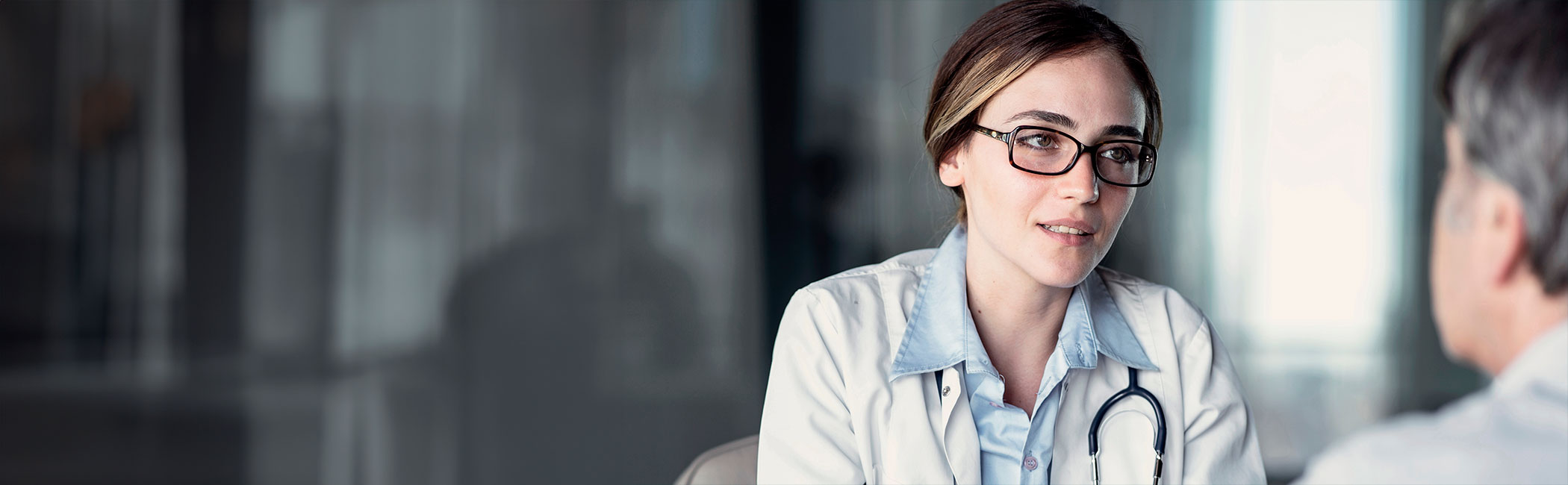 Læge taler med patient om spørgsmål til overvægtsoperation.