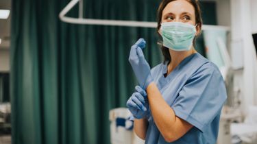 Læge står klar til at møde nye patienter.