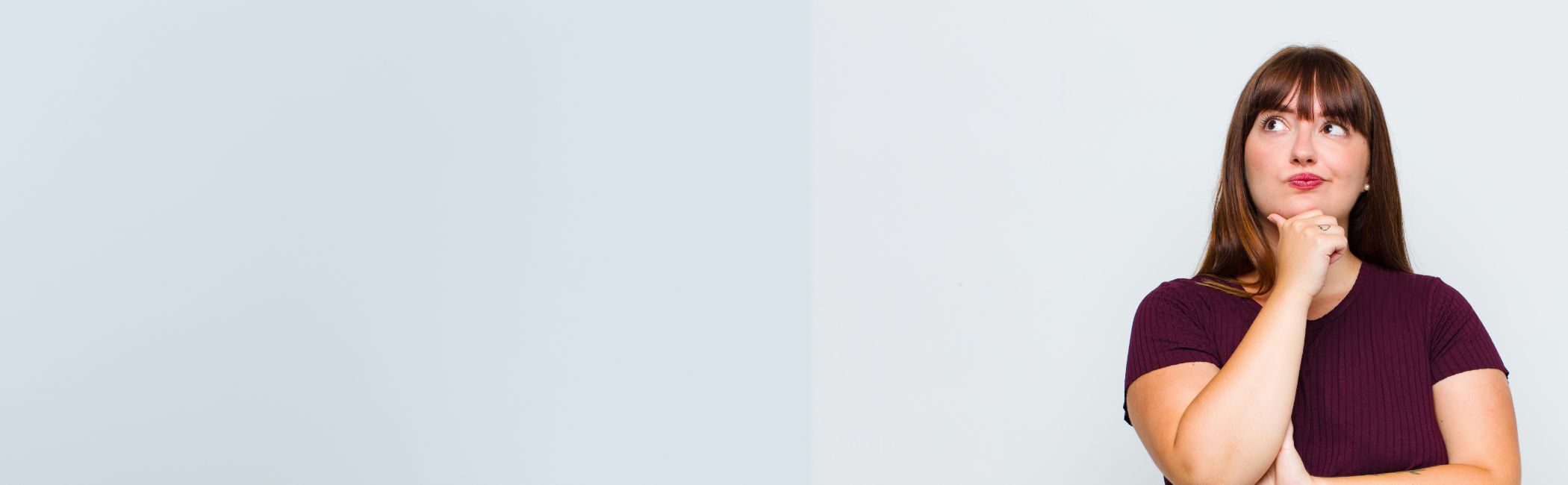Overvægtig kvinde står og tænker.
