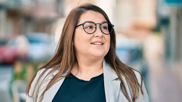 Ung kvinde smiler efter at have fået hjælp til yo-yo vægt.