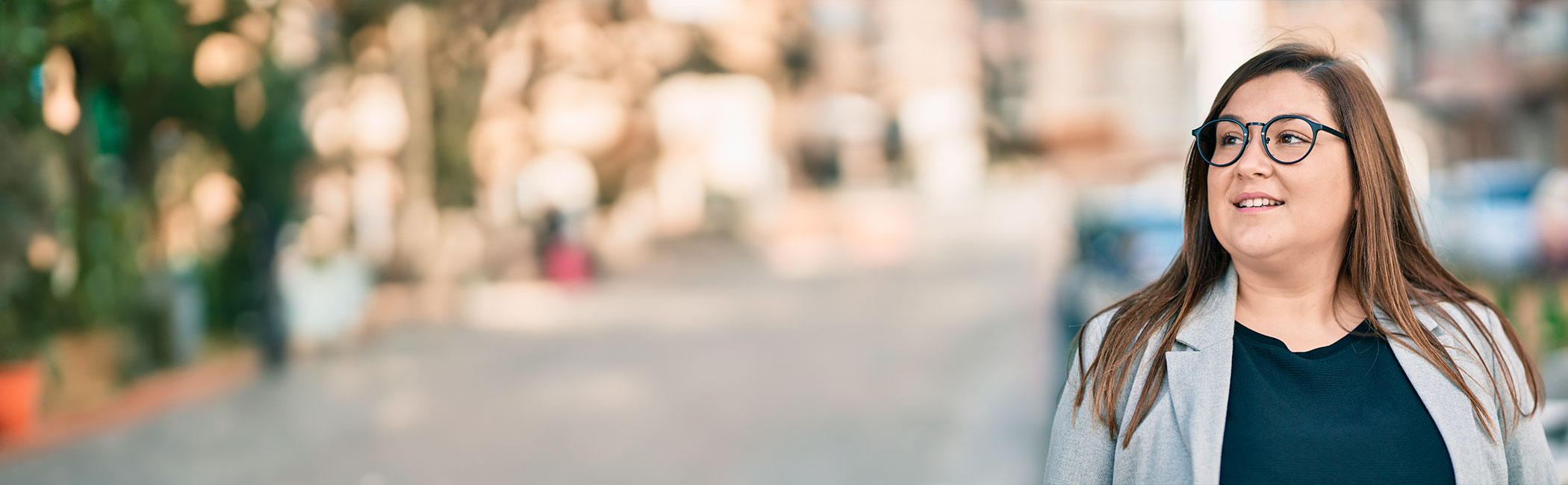 Ung kvinde smiler efter at have fået hjælp til yo-yo vægt.