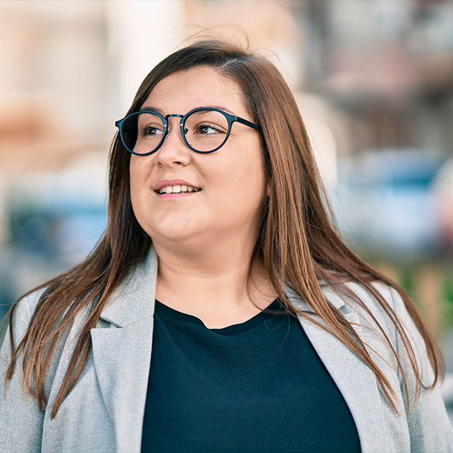 Ung kvinde smiler efter at have fået hjælp til yo-yo vægt.