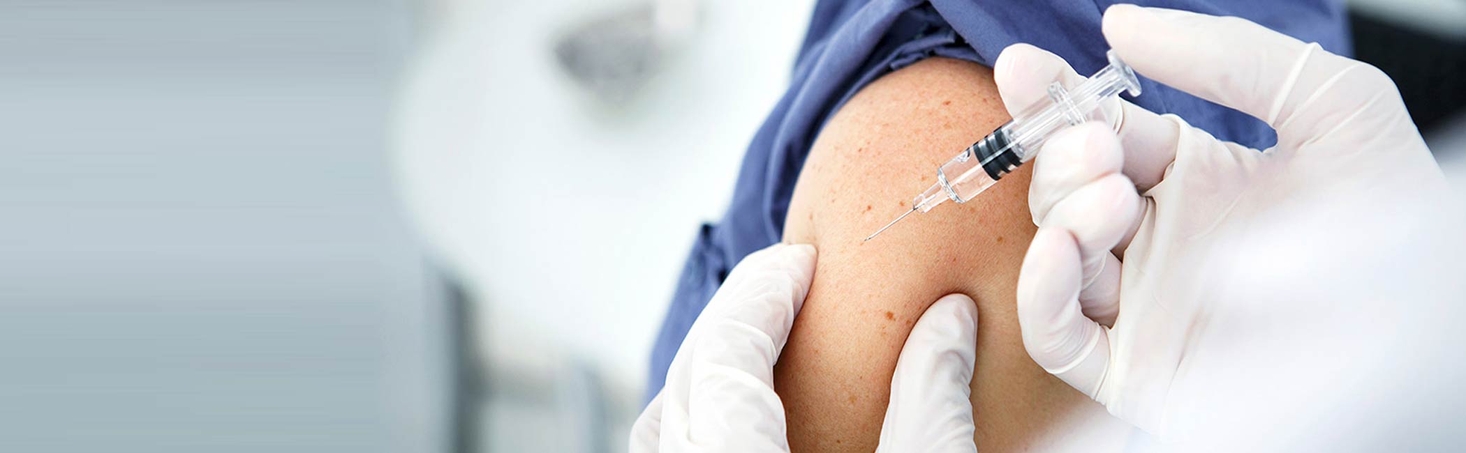 Læge udfører blokadebehandling.