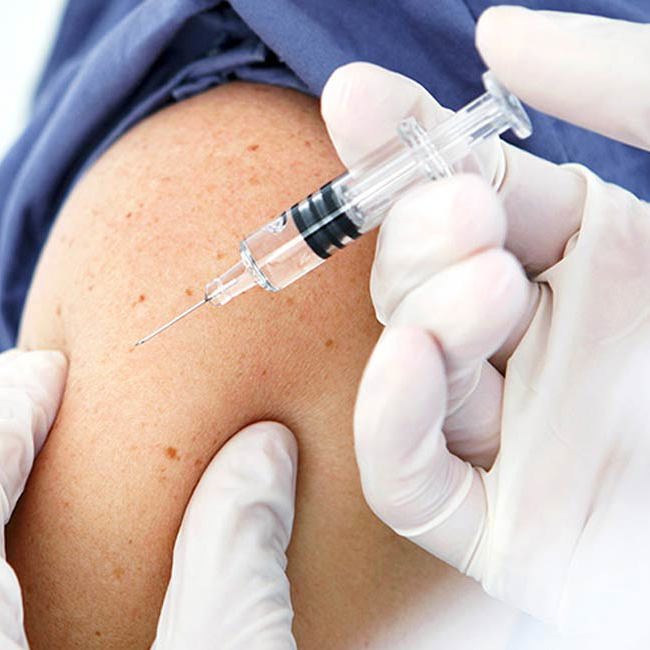 Læge udfører blokadebehandling.