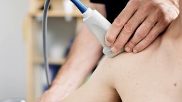 Radiolog foretager ultralydsscanning.