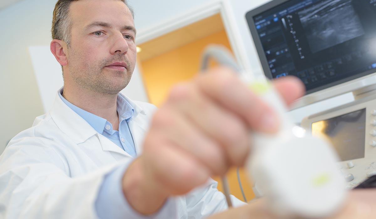 Radiolog foretager ultralydsscanning.