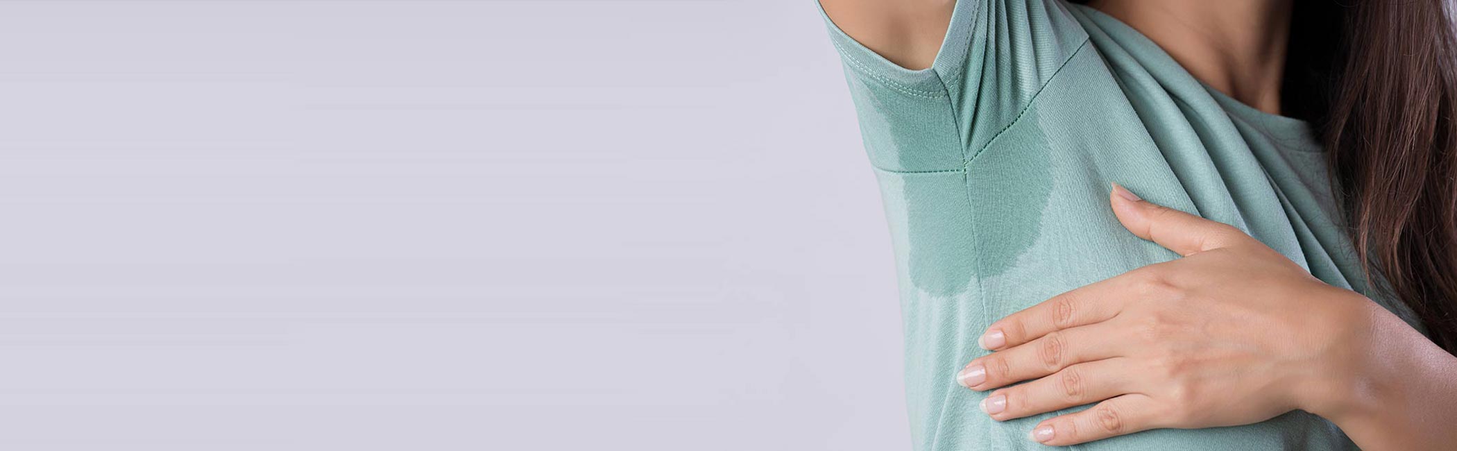 En kvinde har svedt igennem sit tøj.