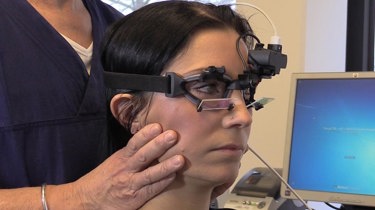 En kvinde får en VHIT undersøgelse for svimmelhed.