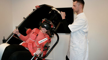 Speciallæge behandler løse øresten i TVR-svimmelhedsstol.