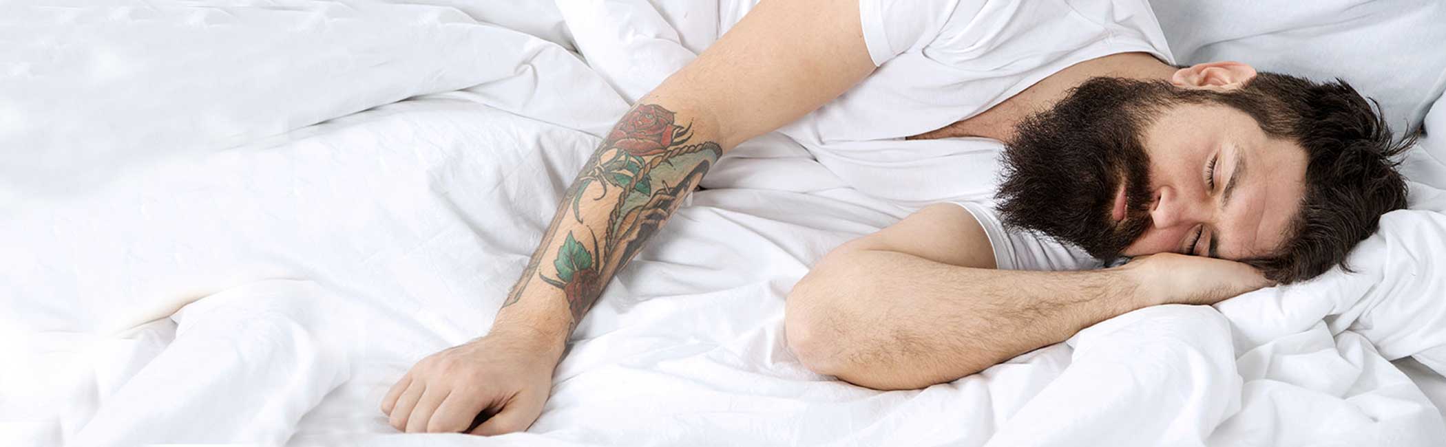 En mand ligger i sengen og venter på at kunne blive opereret for manglende nedsynkning af testikel.