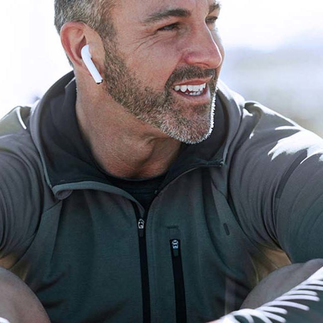 En mand i 40'erne sidder og tænker over sin behandling af sædbrok.