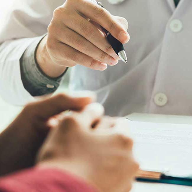 En læge forklarer Aleris forskellige tilbud af urologiske undersøgelse.