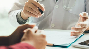 En læge forklarer Aleris forskellige tilbud af urologiske undersøgelse.