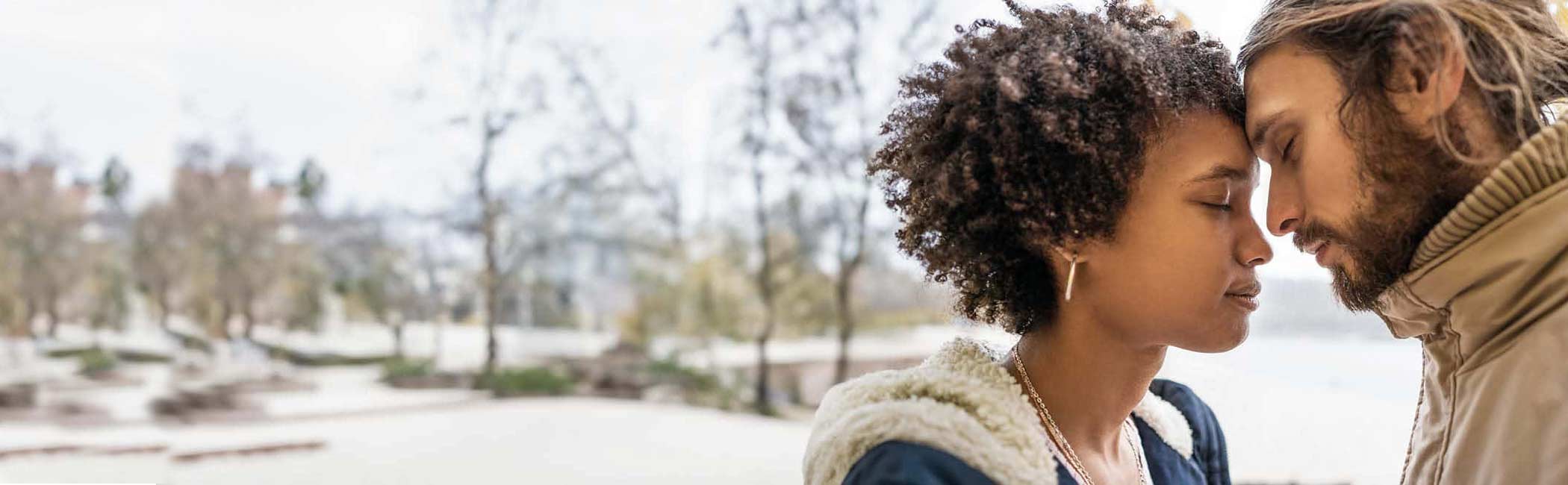 En mand og kvinde står tæt.