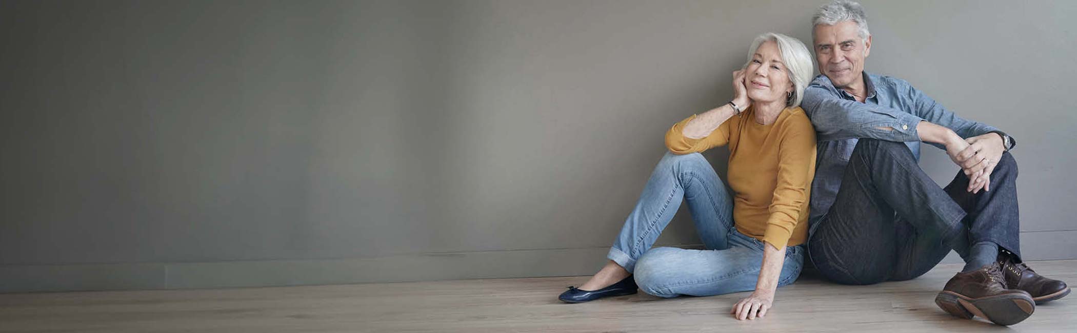 Smilende mand og kvinde.